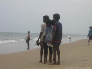 Candolin Goa chłopcy na plaży
